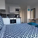 Studio Avec Balcon, Lumineux, Centre Aix Les Bains